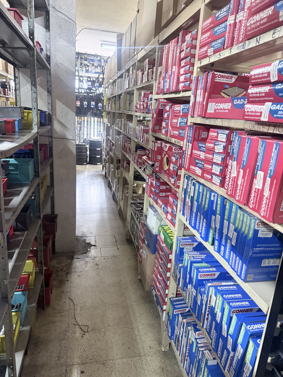 Anaquel con cajas de filtros Gonher